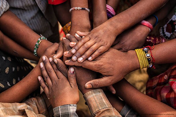 POURQUOI LES JEUNES AFRICAINS CRÉENT UNE NOUVELLE IDENTITÉ CULTURELLE MONDIALE 6 Children’s hands in one of Indian villages showing unity.