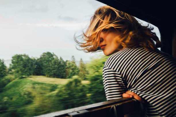L'EFFET DE SIMPLE EXPOSITION : POURQUOI NOUS AIMONS CE QUI NOUS EST FAMILIER 6 Caucasian woman looking at the view from train window
