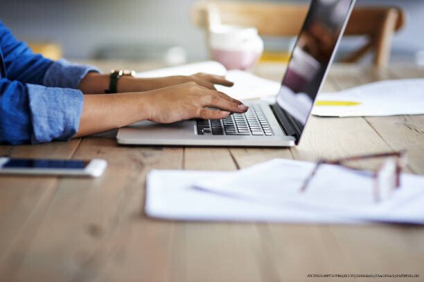 GÉNÉRER DES IMAGES DE BLOG RÉALISTES : PROMPTS INDISPENSABLES POUR LE FORMAT PAYSAGE 4 Cropped shot of a woman using a laptop while working from home
