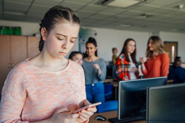 POURQUOI LES GENS BIEN DEVIENNENT MÉCHANTS SUR INTERNET ET NULLE PART AILLEURS 5 A teenage student is the victim of cyber bullying, looking sad