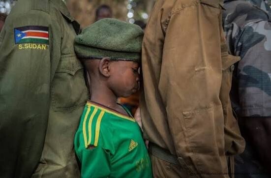 LES ENFANTS SOLDATS : COMPRENDRE LE RECRUTEMENT ET LA DESTRUCTION DES INNOCENTS