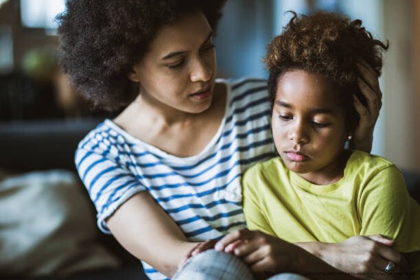 COMMENT IDENTIFIER LES SIGNES D'ABUS SEXUEL CHEZ LES ENFANTS NON VERBEAUX 4 Young black mother takidepressed little daughter at home.