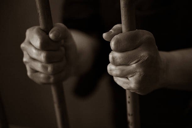 LES AVEUX SOUS TORTURE : COMPRENDRE POURQUOI LES INNOCENTS CONFESSENT DES CRIMES QU'ILS N'ONT PAS COMMIS 6 Prison, dark atmosphere.