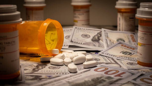 L'ASCENSION DES CARTELS DE LA DROGUE VERS DES MULTINATIONALES ORGANISÉES 4 Prescription medication is strewn out upon US currency.
