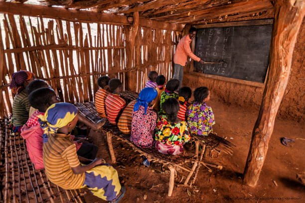 COMMENT L'ÉCOLE AFRICAINE FAÇONNE DES DIPLÔMÉS SANS PENSÉE CRITIQUE 3 Les barrières culturelles et sociales