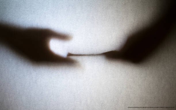 LES ENJEUX DE L'INTÉGRITÉ : POURQUOI LES PERSONNES ÉDUQUÉES TOMBENT DAN LA CORRUPTION 5 Silhouette of business man hands giving bribe isolated on grey background