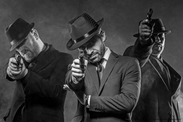 L'INFLUENCE CONTINUE DE LA MAFIA ITALIENNE SUR L'ÉCONOMIE MONDIALE 5 Italian Gangster Mafia Men together in smoky studio shoot