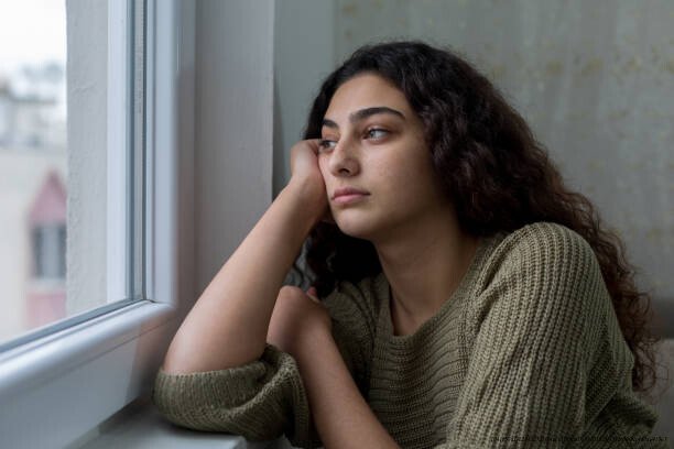 L'ADOLESCENCE : UNE PÉRIODE CRUCIALE ET PÉRILLEUSE 4 Sad unhappy teenage girl