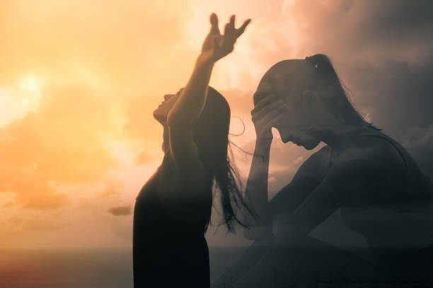 LE TROUBLE BORDERLINE : LA MALADIE MENTALE LA PLUS MAL COMPRISE ET LA PLUS MAL DIAGNOSTIQUÉE 4 People letting go of fears, sadness, grief and pain concept.