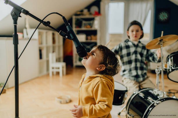 L'IMPACT DE LA MUSIQUE SUR LE DÉVELOPPEMENT INTELLECTUEL DES ENFANTS DÈS LA NAISSANCE 5 Photo of cute, little musicians at home