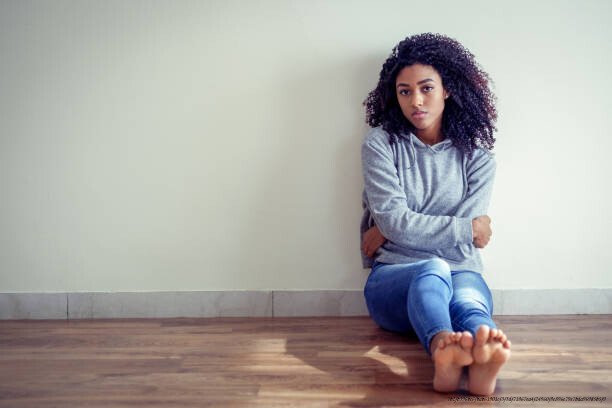 LE SYNDROME DE COTARD : UN VOYAGE DANS L'ESPRIT HUMAIN 5 Portrait of black girl suffering solitude and depression