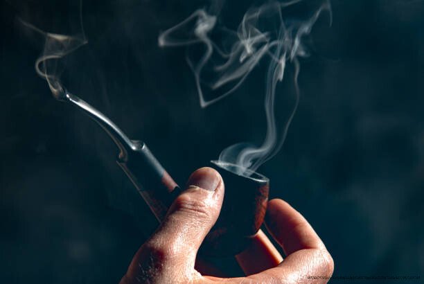 L'EXPANSION MONDIALE DES RÉSEAUX DE DROGUE AFRICAINS 6 Holding a smoking pipe with smoke patterns