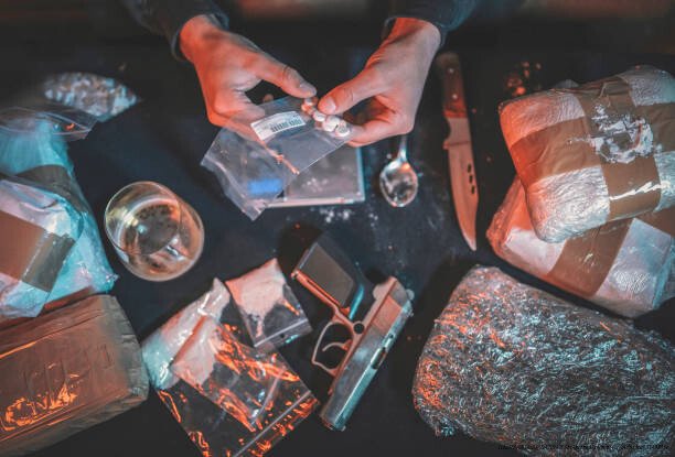 NAÎT-ON CRIMINEL OU LE DEVIENT-ON : LA RÉPONSE DÉFINITIVE DE LA SCIENCE 5 Unrecognizable narco dilar preparing pills drug for selling.
