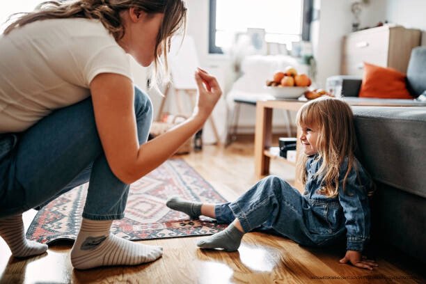 L'IMPACT DURABLE DES VIOLENCES PARENTALES SUR LE CERVEAU DES ENFANTS 3 Violent mother yelling at daughter