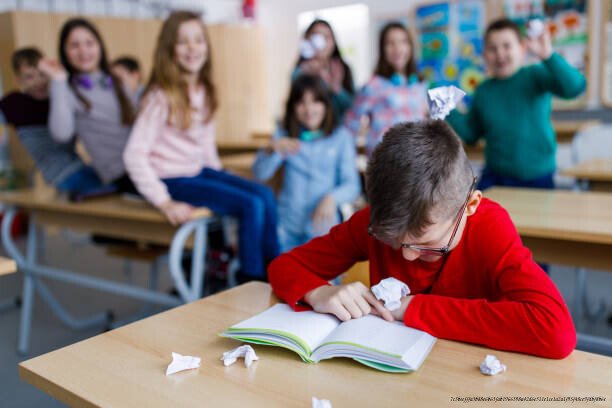 LES CICATRICES CÉRÉBRALES DU HARCÈLEMENT SCOLAIRE : UNE ANALYSE NEUROSCIENTIFIQUE 6 Boy being bullied at school