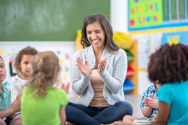 ÉCOLE MONTESSORI VS ÉCOLE TRADITIONNELLE : QUEL MODÈLE ÉDUCATIF FAVORISE UN ÉPANOUISSEMENT ADULTE 6 choisir le meilleur modèl