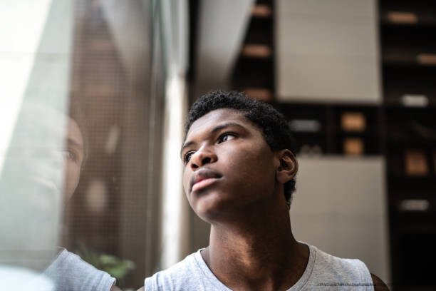 COMMENT DÉCELER LA SOUFFRANCE CACHÉE DES ADOLESCENTS