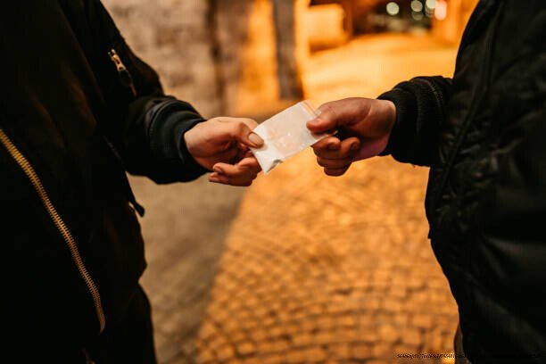 DROGUES DE SYNTHÈSE : COMPRENDRE LA NOUVELLE GÉNÉRATION DE STUPÉFIANTS 🔥