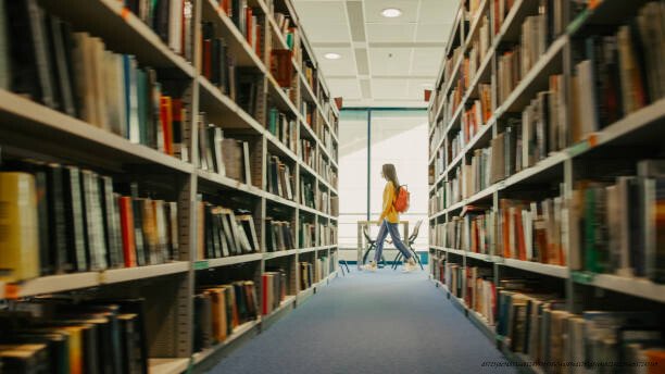LES SECRETS DU SYSTÈME ÉDUCATIF FINLANDAIS : UNE LEÇON POUR LE MONDE 5 Female student walking beside book