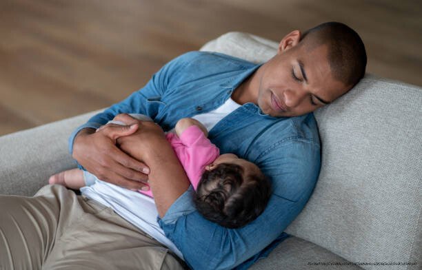 POURQUOI LA DÉPRESSION POST-PARTUM TOUCHE AUSSI LES PÈRES ET PERSONNE N’EN PARLE 🔥
