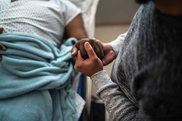 RÉSILIENCE DES INDIVIDUES FACE AUX ÉPREUVES 2 Son holding father’s hand at the hospital