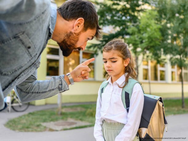 L'IMPACT DURABLE DES VIOLENCES PARENTALES SUR LE CERVEAU DES ENFANTS 6 Father scolding his daughter in front of the school