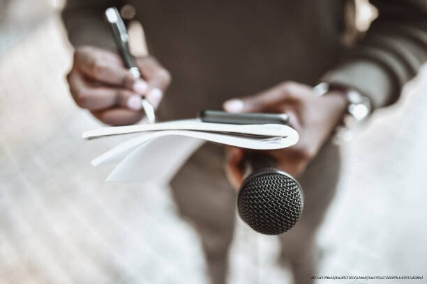 POURQUOI LA SANTÉ MENTALE EST ENCORE UN TABOU ABSOLU DANS LES SOCIÉTÉS AFRICAINES 5 African Male Journalist Preparing Questions For Press Conference