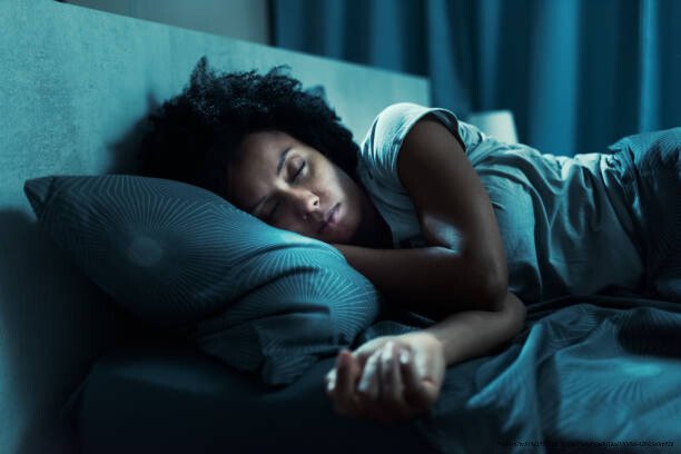 LES RÊVES PRÉMONITOIRES : ENTRE MYTHE CULTUREL ET DOCUMENTATION SCIENTIFIQUE 5 Beautiful african american woman sleeping in her bed at night