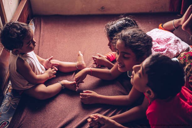 SÉQUELLES INVISIBLES DES ORPHELINS ET DES ENFANTS ABANDONNÉS 3 four Indian kids playing at home