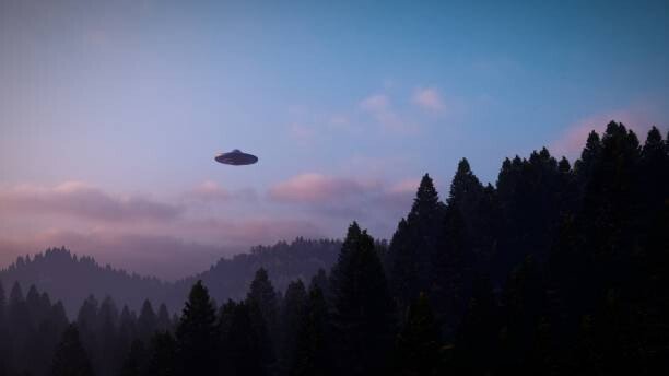 LES MYSTÈRES DES OVNIS : POURQUOI DES PILOTES MILITAIRES RÉTICENT À PARTAGER LEURS EXPÉRIENCES 6 3D illustration. UFO over the mountains