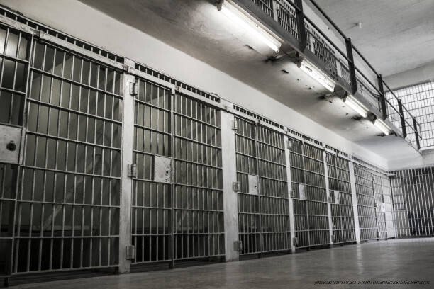 L'ABOLITION DE LA PRISON : UNE PERSPECTIVE INTERNATIONALE 4 Old abandoned prison cellblock.