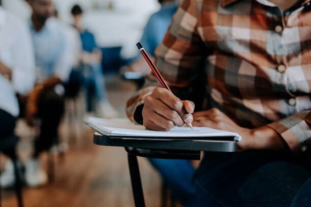 LES AVANTAGES DE LA PRISE DE NOTES MANUSCRITE DANS L'APPRENTISSAGE 6 Adult writing in the classroom