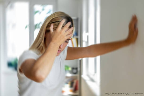 CES SYMPTÔMES PHYSIQUES QUI CACHENT EN RÉALITÉ UNE DÉPRESSION QUE VOUS N’AVEZ PAS DÉTECTÉE 🔥