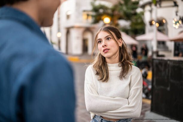 COMMENT RECONNAÎTRE UN PERVERS NARCISSIQUE AVANT QU'IL NE DÉTRUISE VOTRE VIE 4 Young couple having an argument outdoors