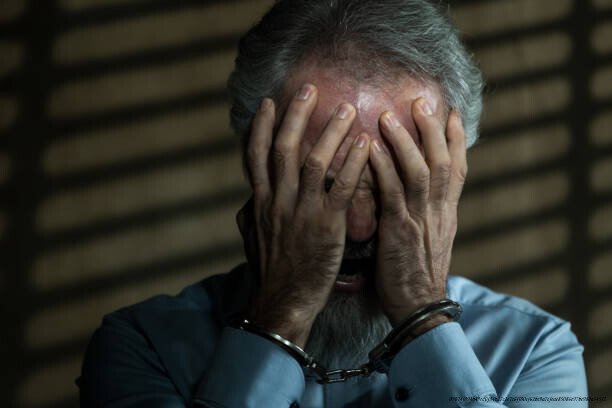 LES AVEUX SOUS TORTURE : COMPRENDRE POURQUOI LES INNOCENTS CONFESSENT DES CRIMES QU'ILS N'ONT PAS COMMIS 3 Portrait of kidnapped businessman. Hostage, slavery concept.