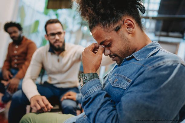 BRISER LE SILENCE : COMMENT PARLER OUVERTEMENT DE SA SANTÉ MENTALE 6 Sad person emotional support group