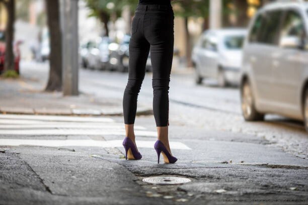RÉSEAUX DE PROSTITUTION FORCÉE EN PLEIN JOUR 4 woman prostitute waiting for client on street