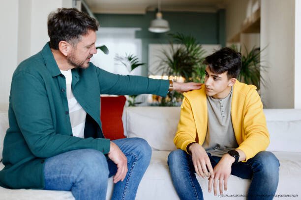 COMMENT COMPRENDRE ET PRÉVENIR LE CYBERHARCELEMENT CHEZ LES ADOLESCENTS 5 Father and son talking about some problems at home