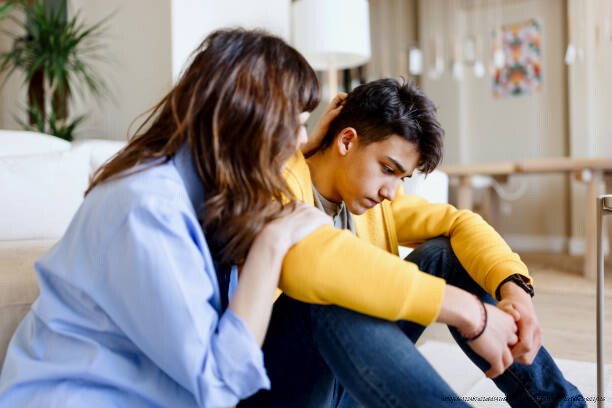 COMMENT COMPRENDRE ET PRÉVENIR LE CYBERHARCELEMENT CHEZ LES ADOLESCENTS 6 Mother giving advice to her son