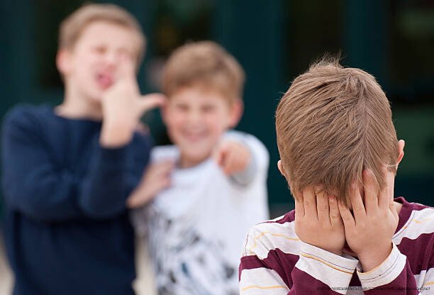 LES CICATRICES CÉRÉBRALES DU HARCÈLEMENT SCOLAIRE : UNE ANALYSE NEUROSCIENTIFIQUE 🔥