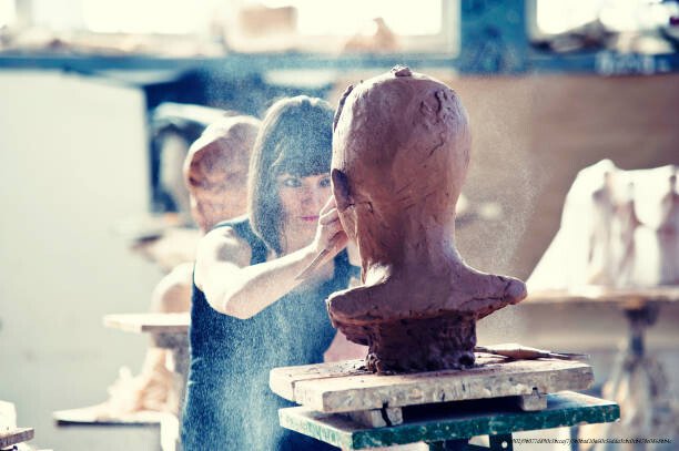 LA MÉMOIRE PHOTOGRAPHIQUE : RÉALITÉ OU ILLUSION SCIENTIFIQUEMENT ÉCLAIRCIE 5 Beautiful young sculptor creates a clay sculpture