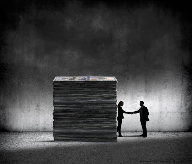 LES ENJEUX DE L'INTÉGRITÉ : POURQUOI LES PERSONNES ÉDUQUÉES TOMBENT DAN LA CORRUPTION 6 A tall stack of money stands next to two shadowy people who are shaking hands.