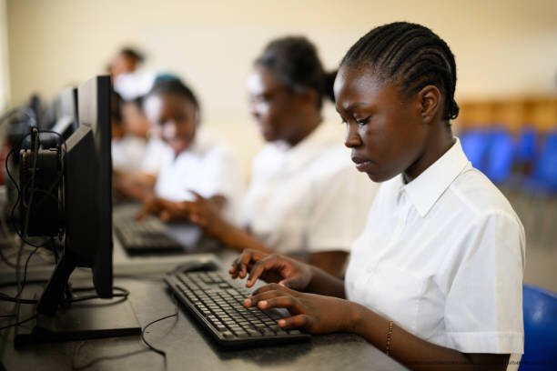 COMMENT L'ÉCOLE AFRICAINE FAÇONNE DES DIPLÔMÉS SANS PENSÉE CRITIQUE 5 Schoolgirls working on computers in class