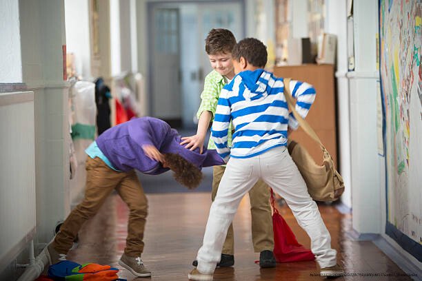 LES CICATRICES CÉRÉBRALES DU HARCÈLEMENT SCOLAIRE : UNE ANALYSE NEUROSCIENTIFIQUE 1 Young Boys fighting in the School corridor