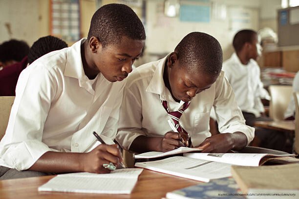 COMMENT L'ÉCOLE AFRICAINE FAÇONNE DES DIPLÔMÉS SANS PENSÉE CRITIQUE 1 L'école africaine