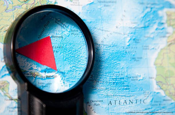 LE TRIANGLE DES BERMUDES : ENTRE MYTHE ET RÉALITÉ 6 magnifying glass investigates bermuda triangle