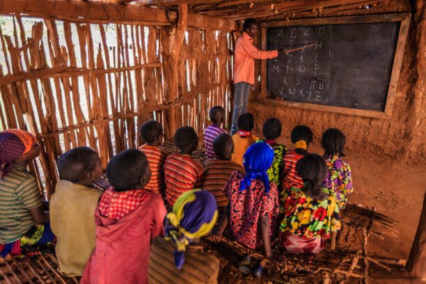L'IMPACT DES ÉCOLES COMMUNAUTAIRES SUR LE DESTIN DES VILLAGES AFRICAINS 1 écoles Communautaires