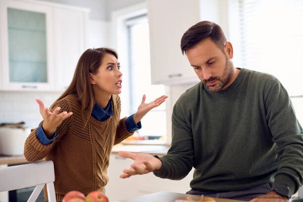 COMMENT RECONNAÎTRE UN PERVERS NARCISSIQUE AVANT QU'IL NE DÉTRUISE VOTRE VIE 6 Angry woman having discussion with her husband at home.