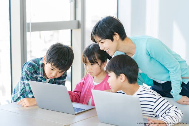 LES VALEURS DE RESPECT ET DE DISCIPLINE AU JAPON 3 Elementary school students operating computers in the classroom
