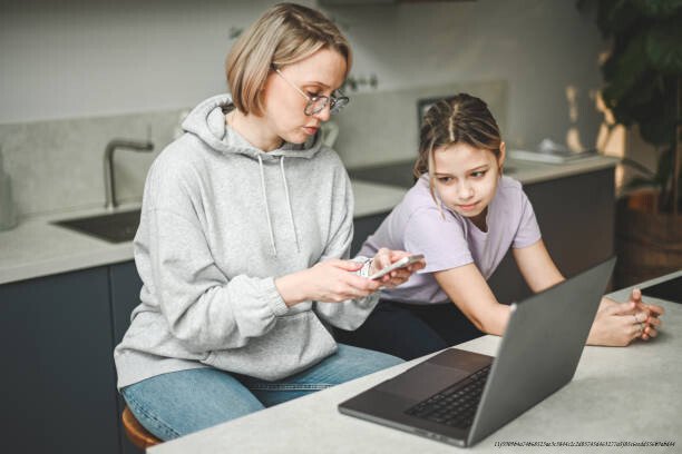COMMENT COMPRENDRE ET PRÉVENIR LE CYBERHARCELEMENT CHEZ LES ADOLESCENTS 4 Mother and daughter (with laptop)